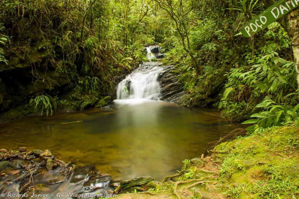 Imagem da linda e pequena queda no Poço Dama de Honra em Visconde de Mauá.